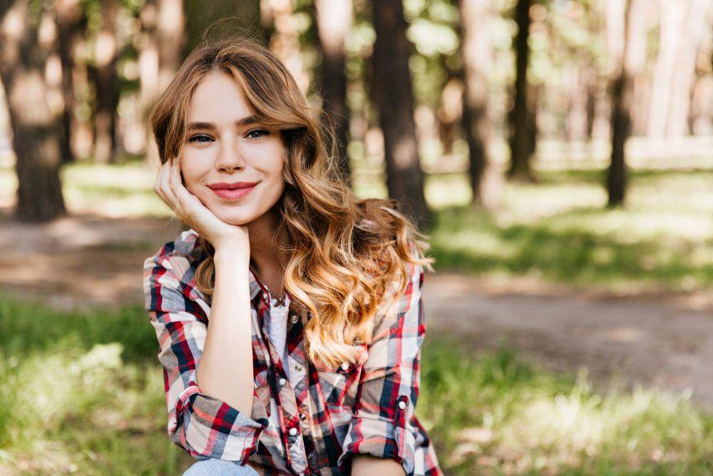 Ilustrasi wanita berpose di taman (freepik.com/lookstudio)