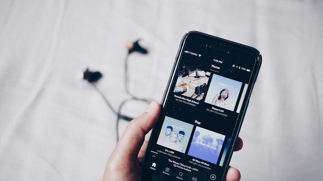 ilustrasi Spotify (unsplash.com/@visualbyfath)