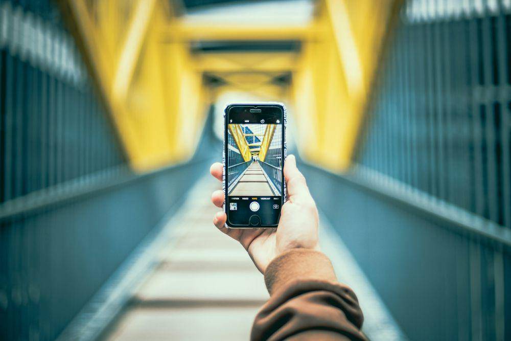 ilustrasi menguji kamera smartphone (unsplash.com/Ferdinand Stöhr)