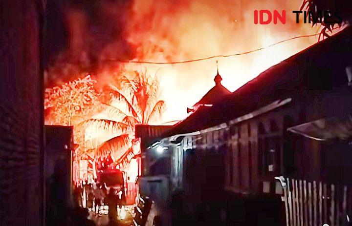 Terjebak Kebakaran saat Selamatkan Dua Cucu, Nenek di Bima Terbakar