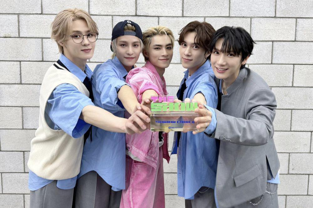 WayV (x.com/WayV_official)