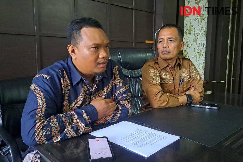 Plt Kabid Humas RSKD Dadi Makassar, Sukirman bersama staf humas saat diwawancara, Senin (21/10/2024) / IDN Times : Darsil Yahya