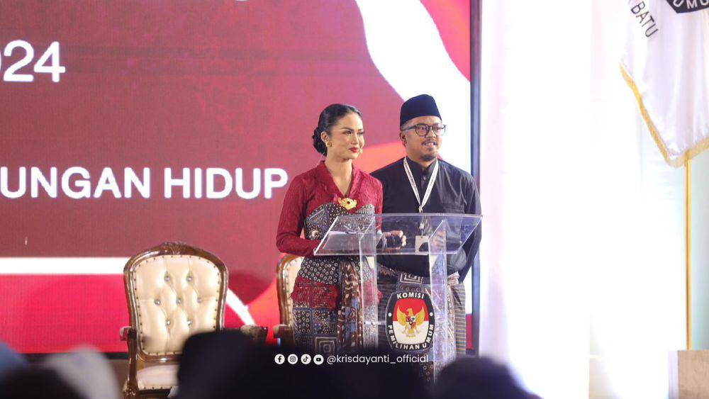 potret Kris Dayanti Lemos saat debat Calon Walikota dan Wakil Walikota Kota Batu (instagram.com/krisdayanti_official)