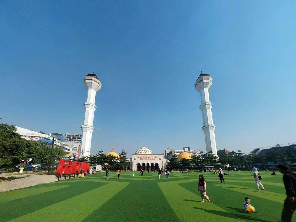 Masjid Raya Bandung dan Alun-Alun Bandung (commons.wikimedia.org/Rhmtdns)