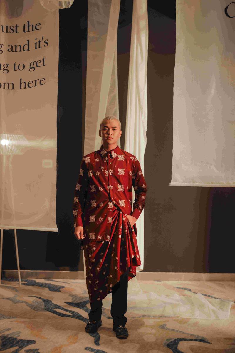 Koleksi kolaborasi OE x Wilsen Willim memperingati Hari Batik. (Dok. OE X Wilsen Willim)