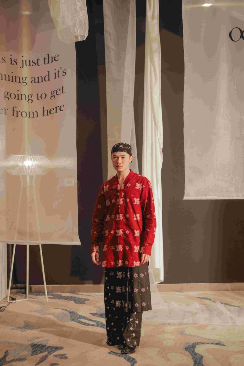 Koleksi kolaborasi OE x Wilsen Willim memperingati Hari Batik. (Dok. OE X Wilsen Willim)
