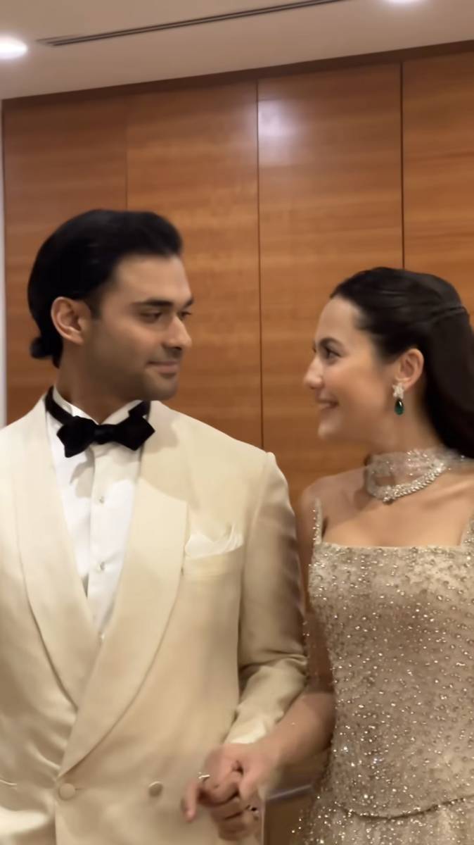Potret gaun resepsi Pevita Pearce. (Instagram.com/livynugraha)