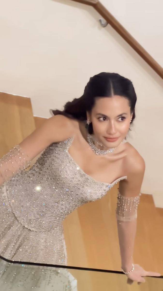Potret gaun resepsi Pevita Pearce. (Instagram.com/livynugraha)
