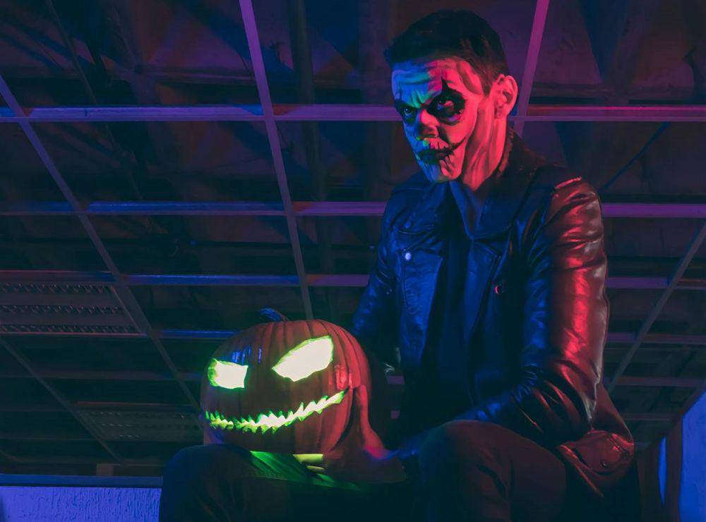 ilustrasi tema pesta Hallowen glow-in-the-dark (pexels.com/ Vanessa Pozos)