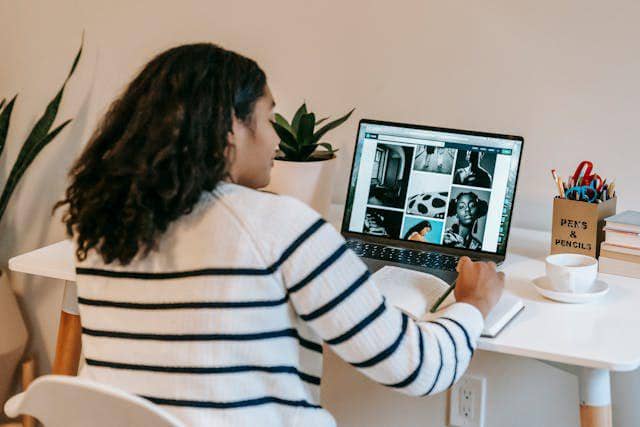 ilustrasi seorang wanita (pexels.com/William Fortunato)