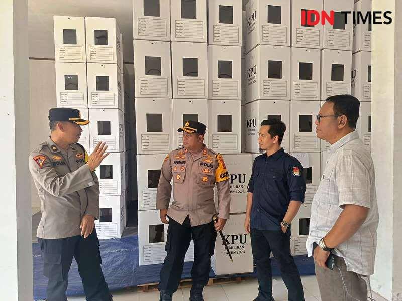 Kapolres PPU AKBP Supriyanto beserta jajaran didampingi Ketua KPU PPU Ali Yamin mengecek kesiapan logistik Pilkada di gudang KPU (IDN Times/Ervan)