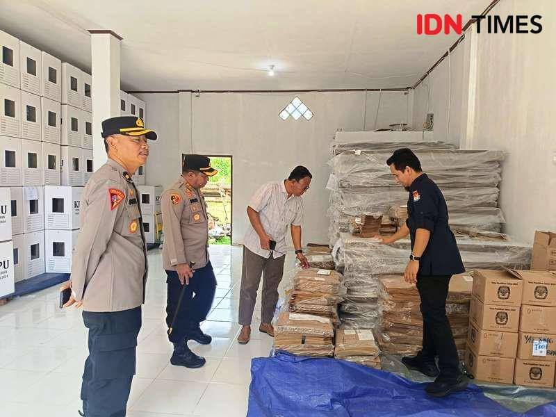 Kapolres PPU AKBP Supriyanto beserta jajaran didampingi Ketua KPU PPU Ali Yamin mengecek kesiapan logistik Pilkada di gudang KPU PPU (IDN Times/Ervan)