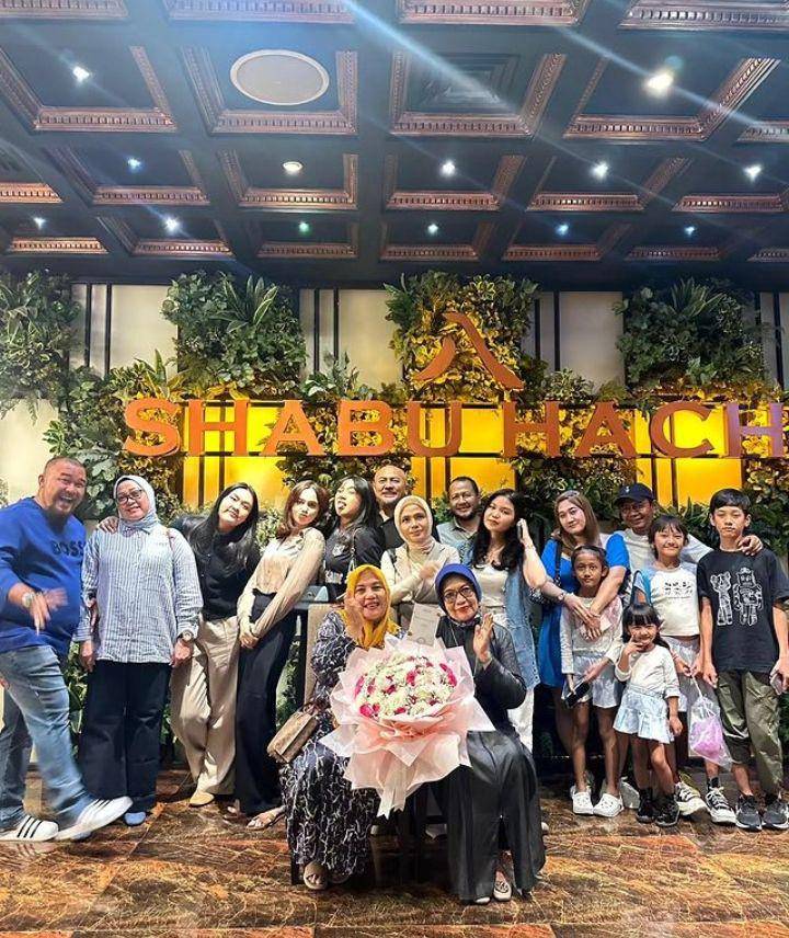 Anniversary orangtua Syifa Hadju (Instagram.com/sndihadju)