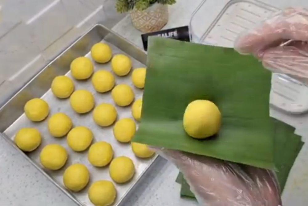 ilustrasi bungkus kue bugis tape singkong (YouTube.com/Mama Ci Memasak)