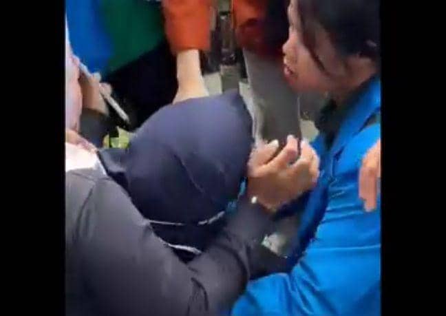 Satu mahasiswi pingsang usai mengetahui motornya ikut terbakar / Istimewa