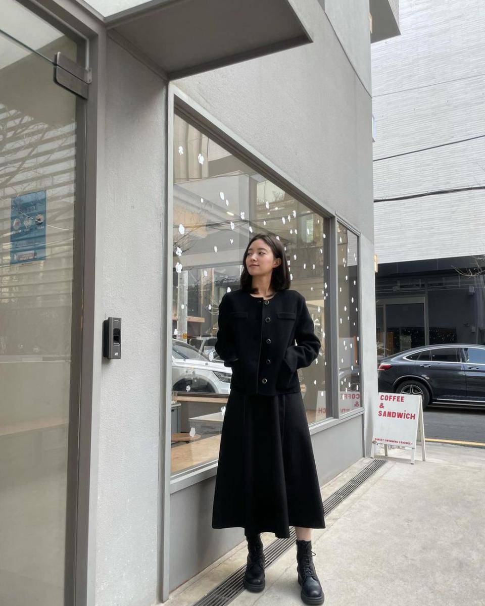 styling sepatu boots ala Lee Seyoung (instagram.com/seyoung_10)