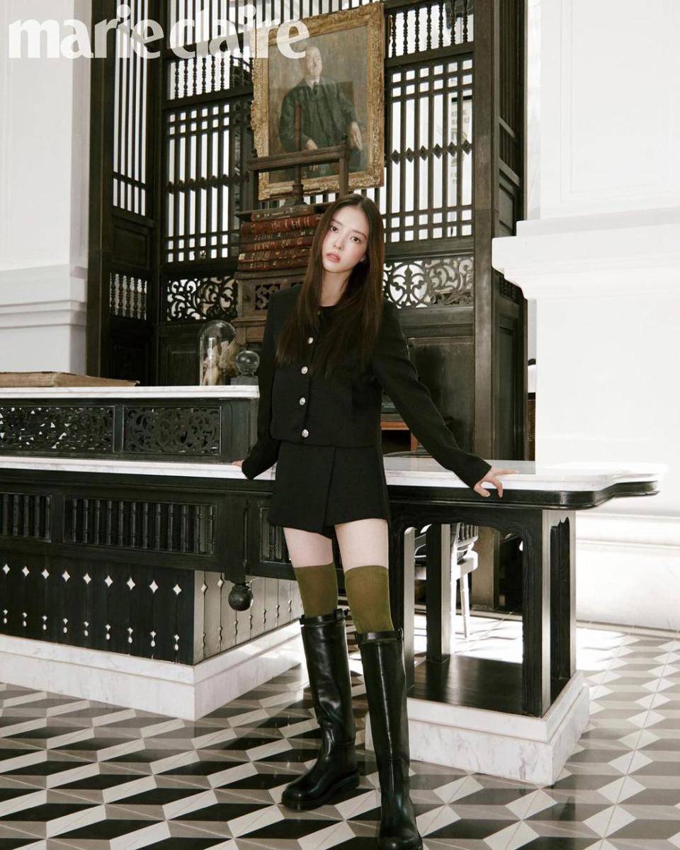 styling sepatu boots ala Lee Seyoung (instagram.com/seyoung_10)