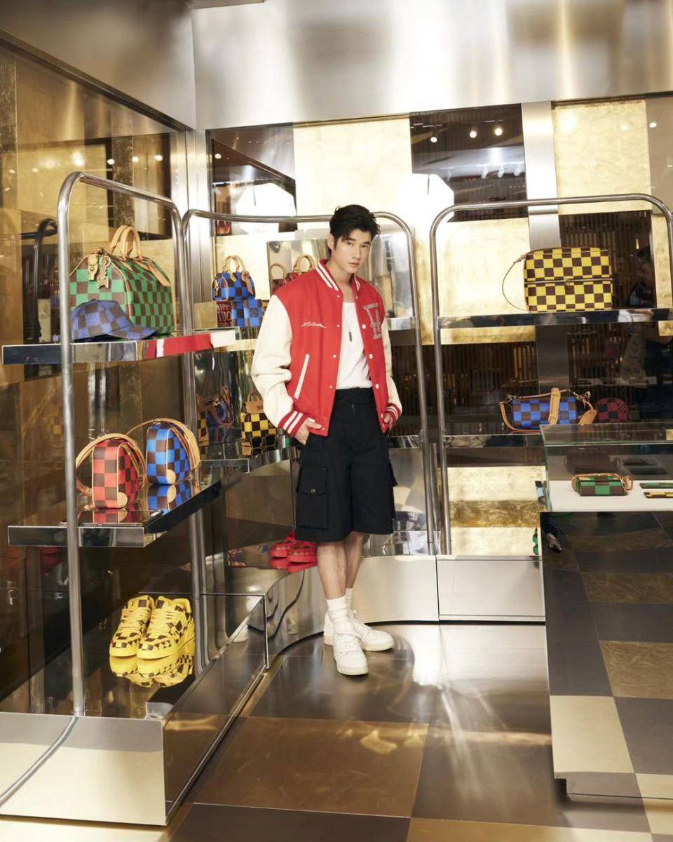 outfit dengan celana pendek ala Mario Maurer (instagram.com/mario_mm38)