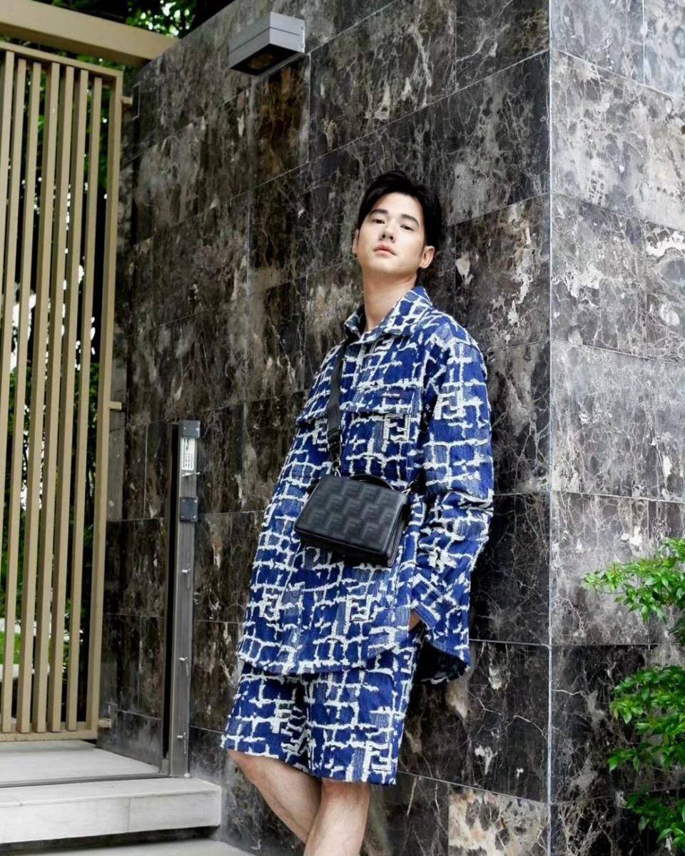 outfit dengan celana pendek ala Mario Maurer (instagram.com/mario_mm38)