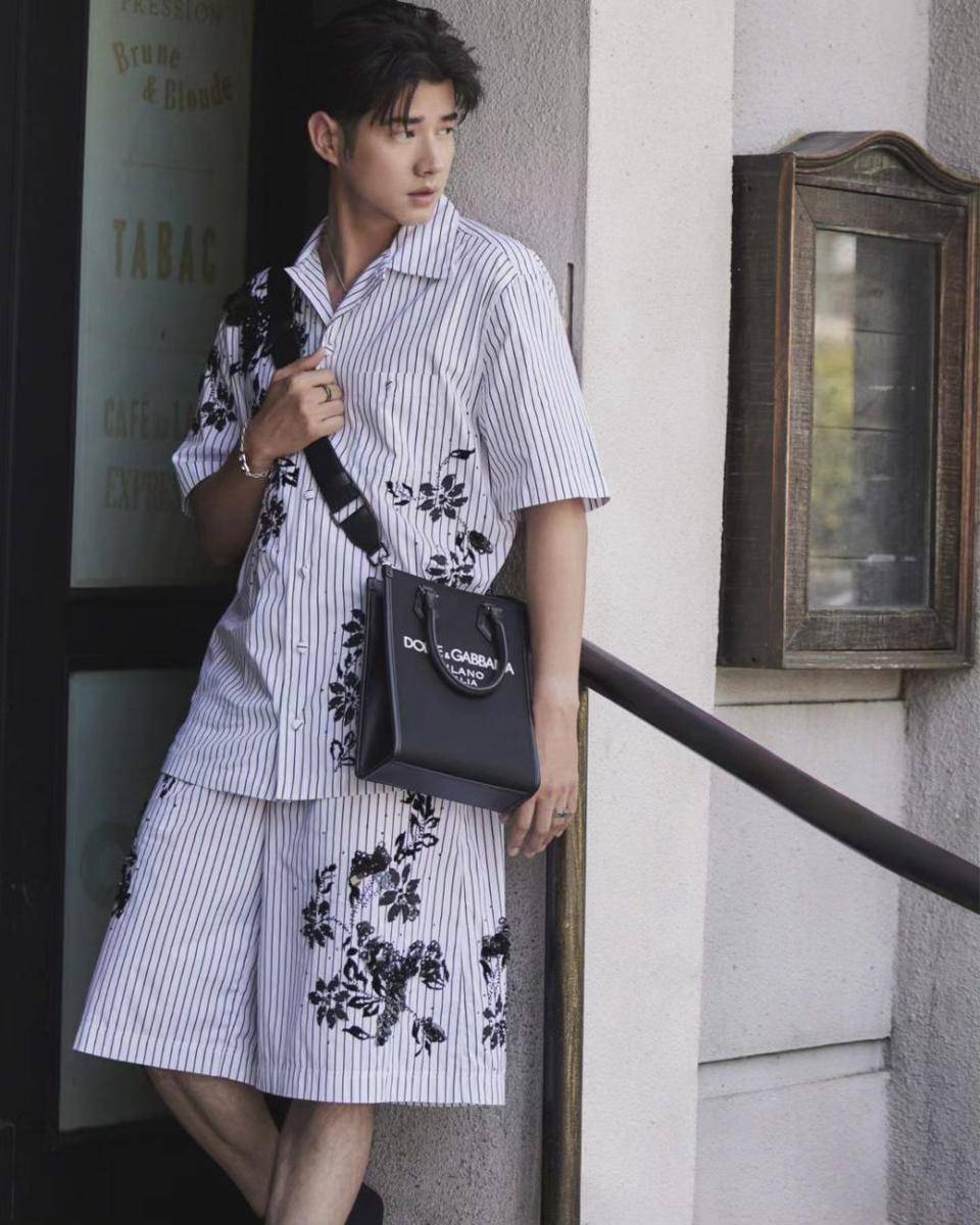 outfit dengan celana pendek ala Mario Maurer (instagram.com/mario_mm38)