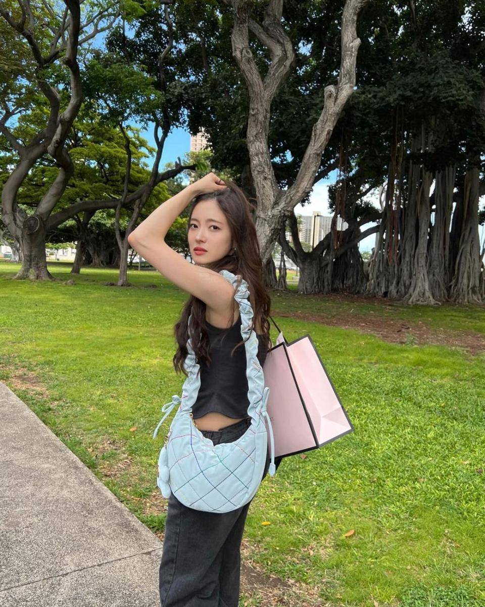 outfit dan shoulder bag ala Lee Seyoung (instagram.com/seyoung_10)