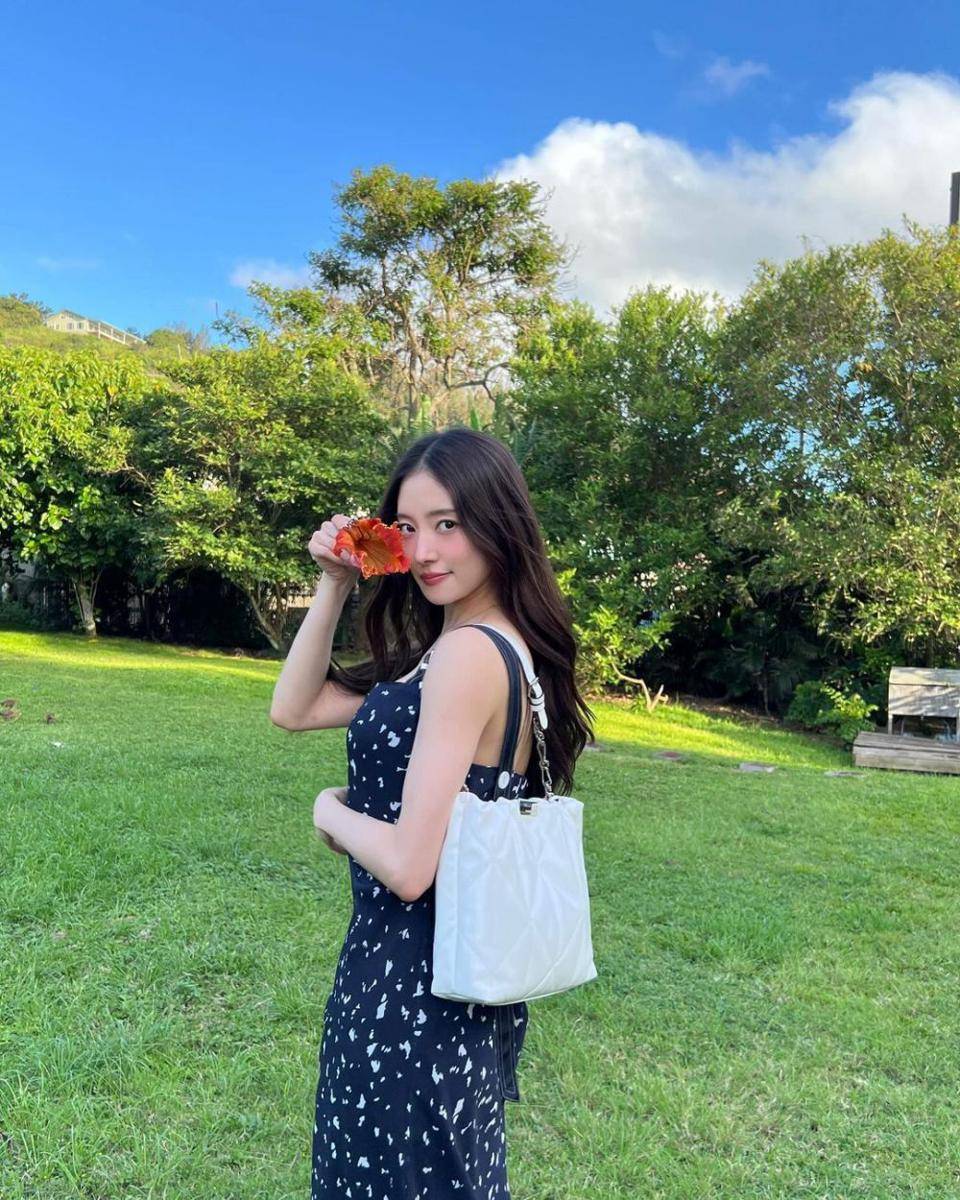 outfit dan shoulder bag ala Lee Seyoung (instagram.com/seyoung_10)