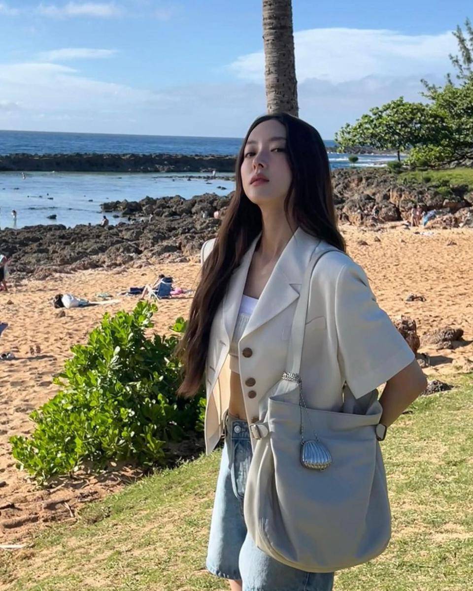 outfit dan shoulder bag ala Lee Seyoung (instagram.com/seyoung_10)