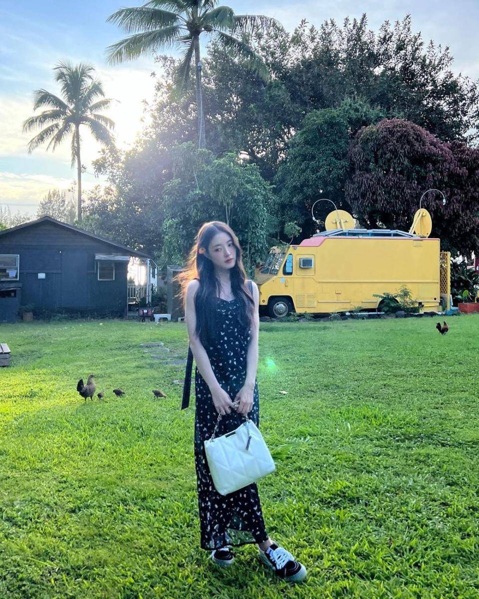 feminin look ala Lee Seyoung (instagram.com/seyoung_10)