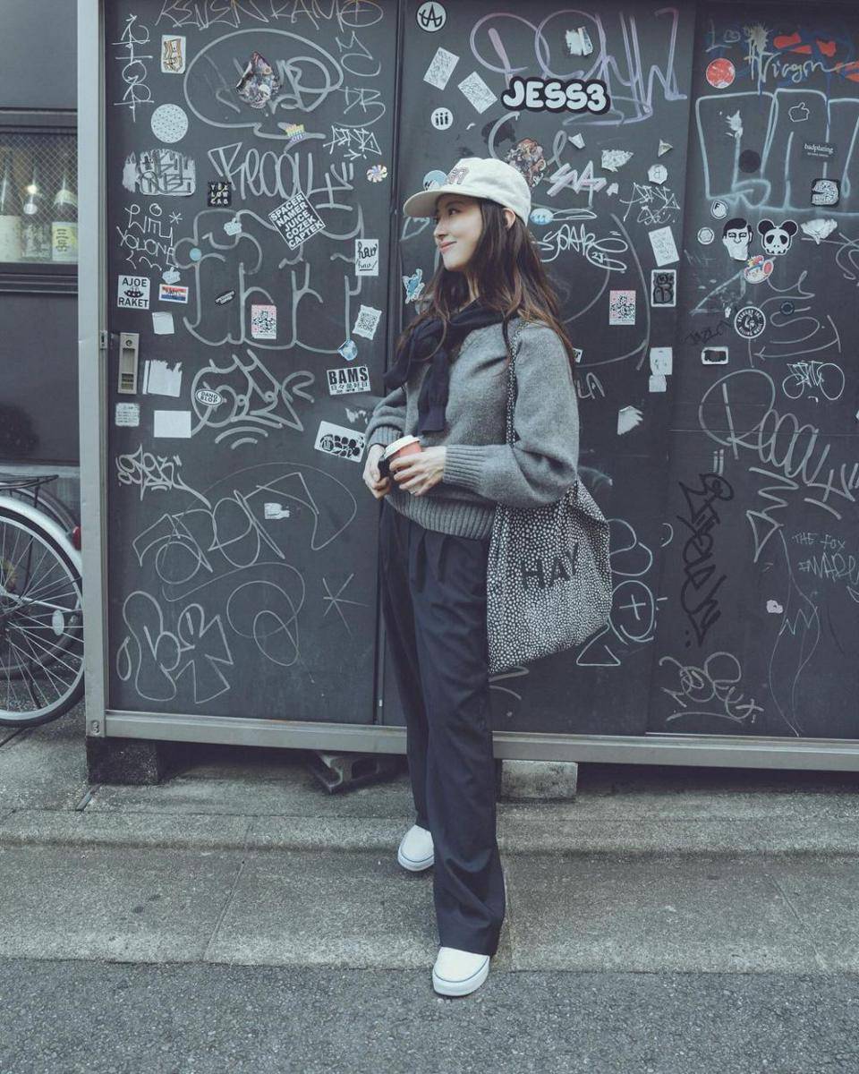 outfit dan shoulder bag ala Lee Seyoung (instagram.com/seyoung_10)