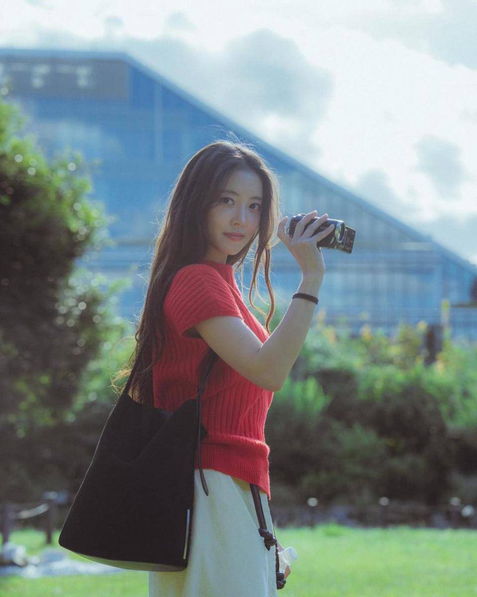 outfit dan shoulder bag ala Lee Seyoung (instagram.com/seyoung_10)
