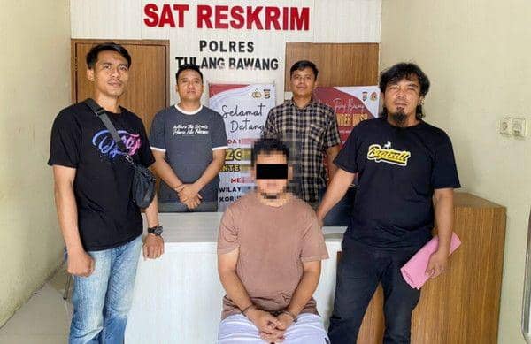 Pelaku AS saat diamankan petugas Polres Tulang Bawang. (Dok. Polres Tulang Bawang).