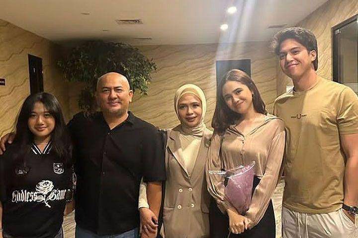 7 Potret Syifa Hadju Rayakan Anniversary Orangtuanya, El Rumi Hadir