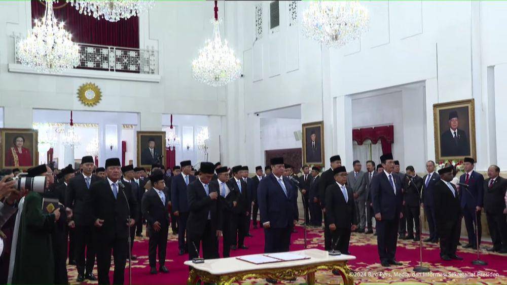 Pelantikan menteri, wakil menteri, dan kepala negara di Kabinet Merah Putih di Istana Negara pada Senin (21/10/2024). (youtube.com/Sekretariat Presiden(