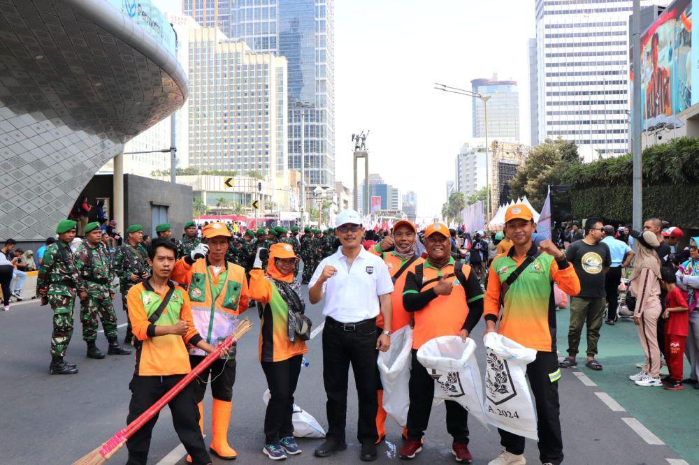 DLH DKI Jakarta bersihkan sampah usai pelantikan presiden. (dok. DLH)