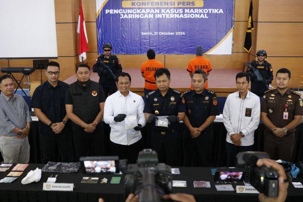 Bea Cukai Batam menunjukan barang bukti narkotika (Istimewa)