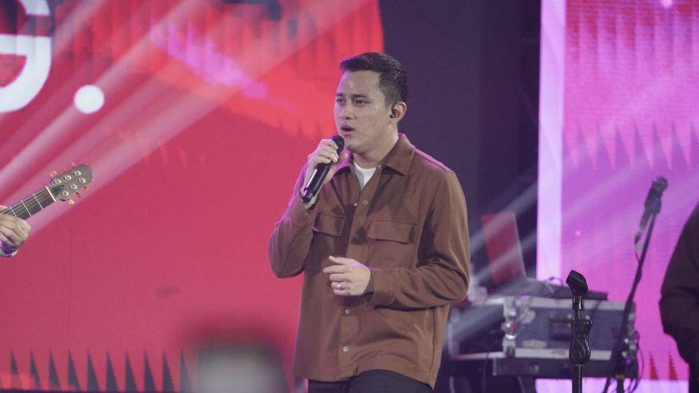 Penampilan Ilham dan HiVI! di Indonesia Sport Industry Summit 2024 (Dok.HiVi!)