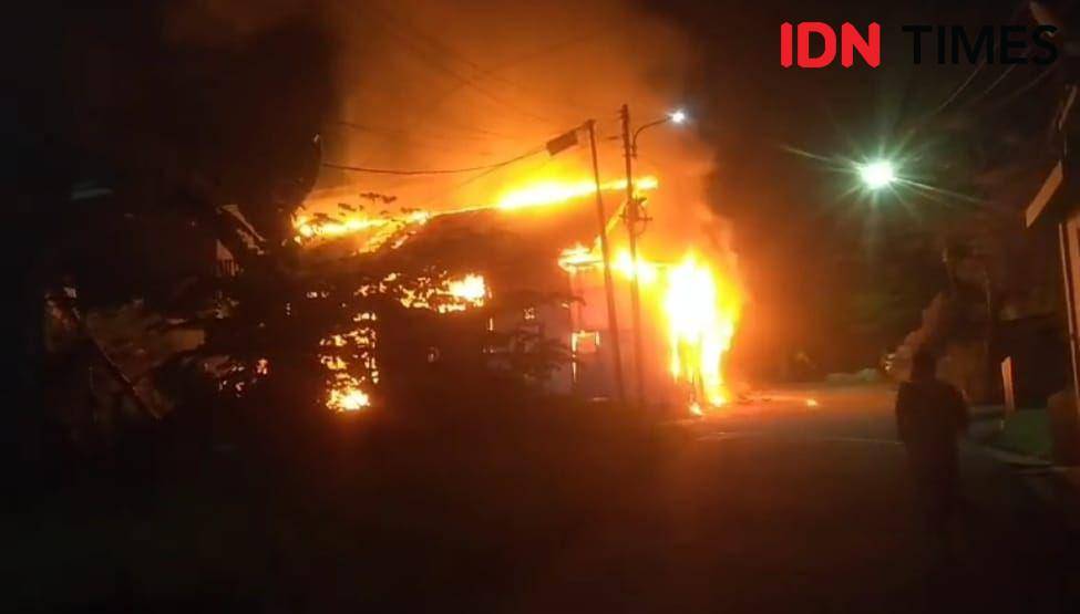 Pabrik kerupuk di kawasan Taman Bukit Sari VIP 1 RT 28, Kelurahan Graha Indah Balikpapan, Kalimantan Timur hangus terbakar, Senin (21/10/2024). (IDN Times/Hilmansyah)
