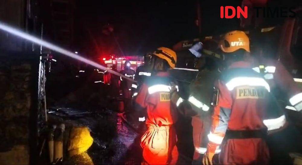 Pabrik kerupuk di kawasan Taman Bukit Sari VIP 1 RT 28, Kelurahan Graha Indah Balikpapan, Kalimantan Timur hangus terbakar, Senin (21/10/2024). (IDN Times/Hilmansyah)
