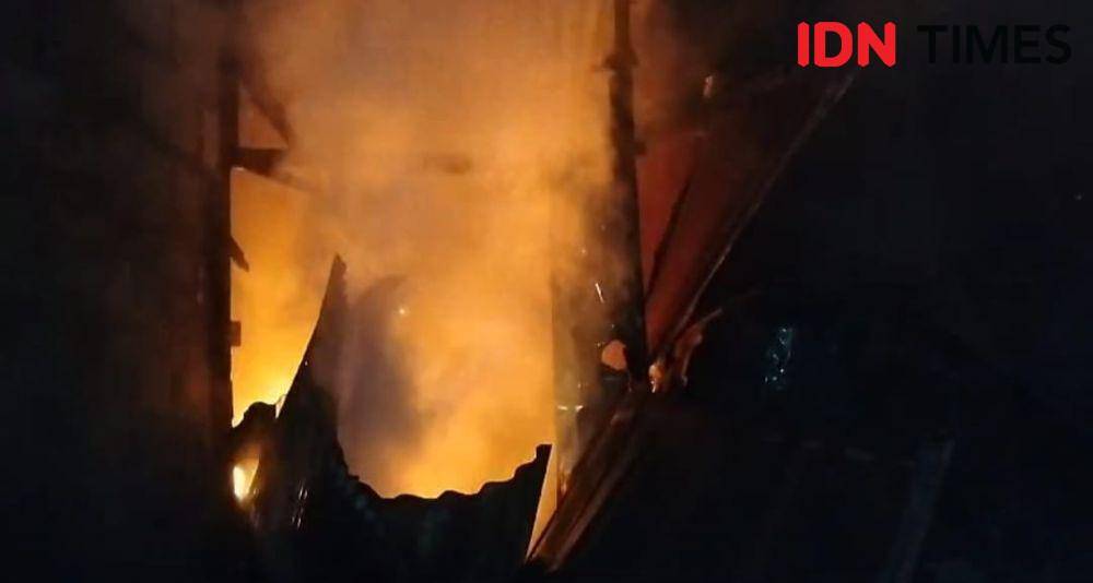 Pabrik kerupuk di kawasan Taman Bukit Sari VIP 1 RT 28, Kelurahan Graha Indah Balikpapan, Kalimantan Timur hangus terbakar, Senin (21/10/2024). (IDN Times/Hilmansyah)