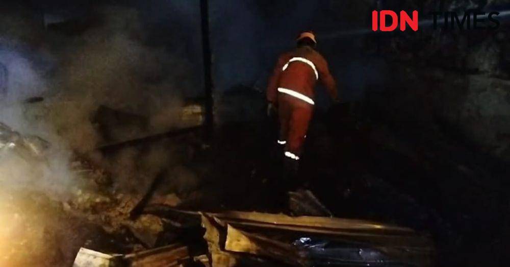 Pabrik kerupuk di kawasan Taman Bukit Sari VIP 1 RT 28, Kelurahan Graha Indah Balikpapan, Kalimantan Timur hangus terbakar, Senin (21/10/2024). (IDN Times/Hilmansyah)