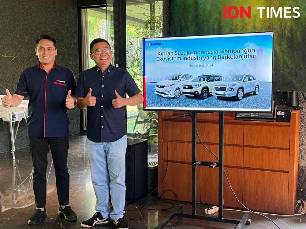 Dept. Head Strategic Planning PT Suzuki Indomobil Sales (SIS), Joshi Prasetya didampingi General Manager PT Sejahtera Sunindo Trada (SST), Imron Santoso menggelar jumpa pers jelang GIIAS Semarang 2024, Senin (21/10/2024). (IDN Times/Anggun Puspitoningrum)