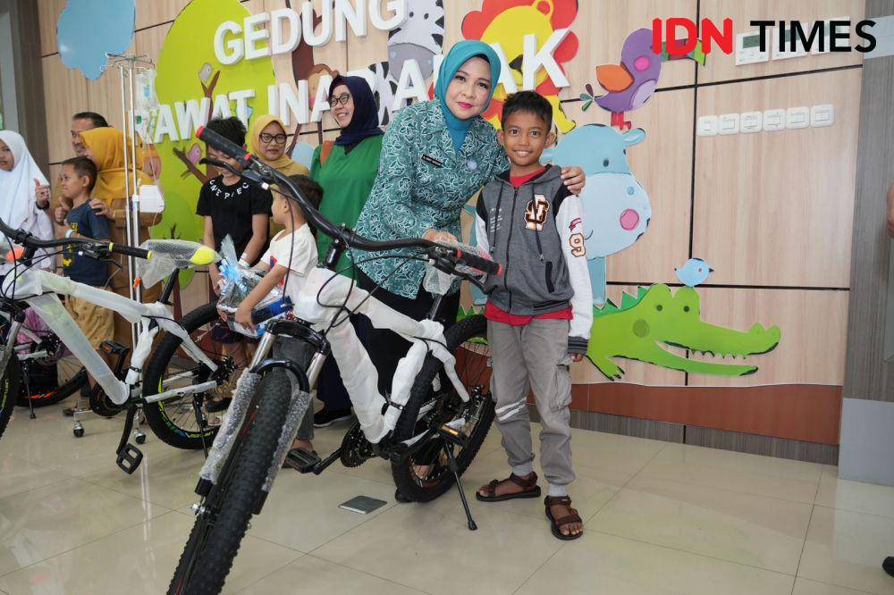 Windy beri kado sepeda ke anak penyandang kanker dan thalasemia. (IDN Times/Teri).