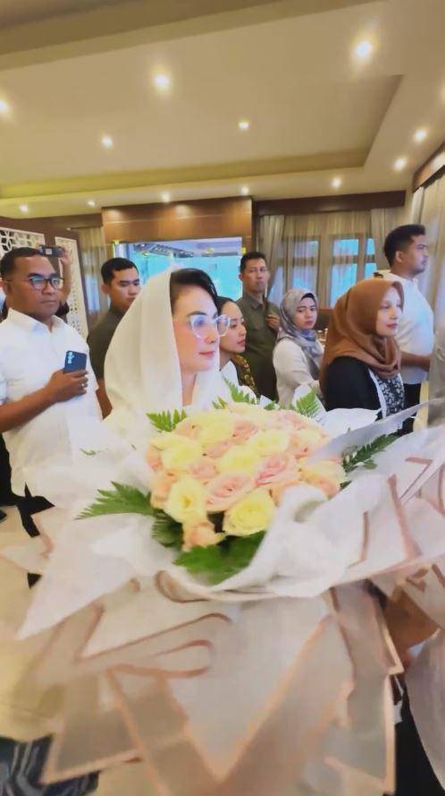 Arumi dan Emil saat penyambutan Jokowi di Solo (Instagram.com/emildardak)