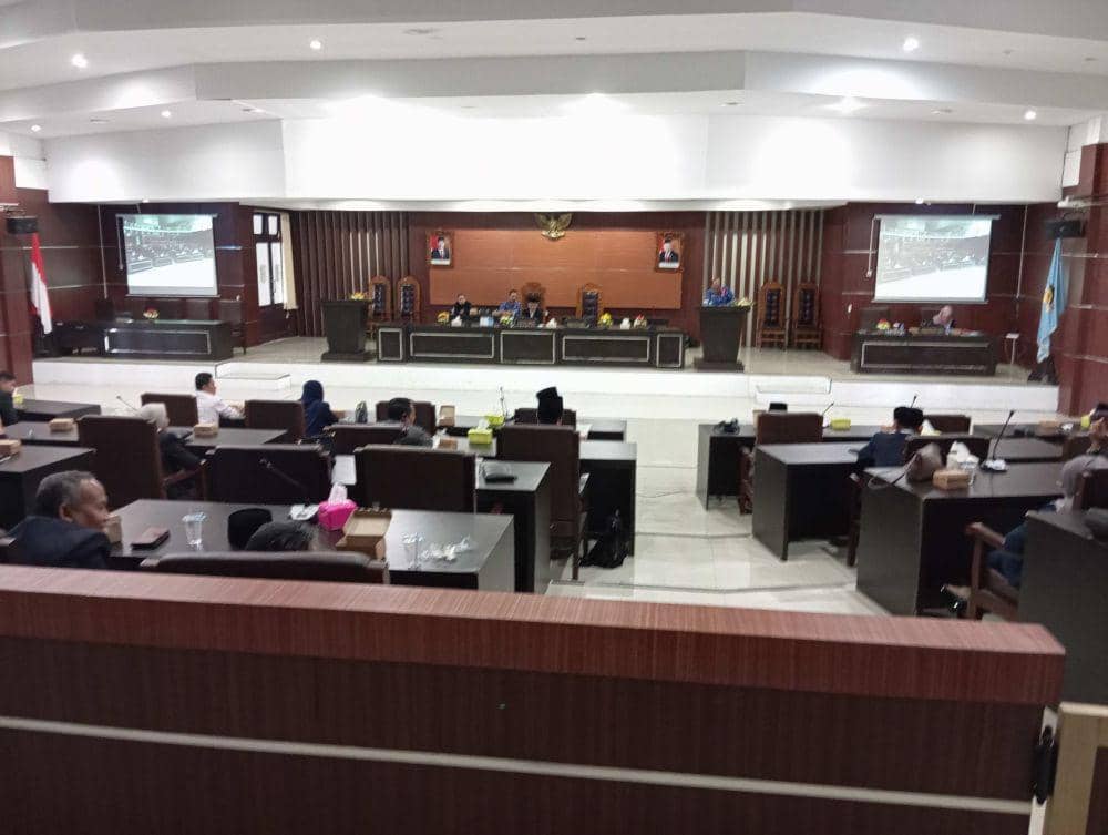 Rapat paripurna DPRD Lotim saat membahas ABD Lotim (IDN Times/Ruhaili)