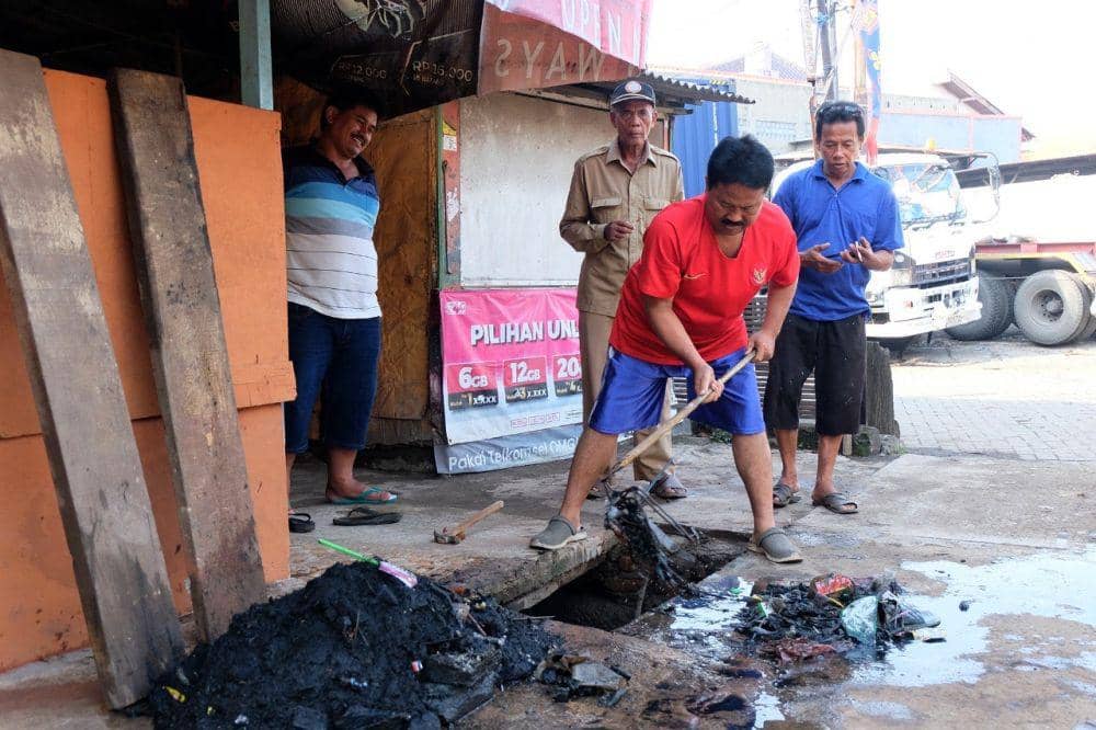 Musim Hujan Datang, Masyarakat Surabaya Mulai Kerja Bakti