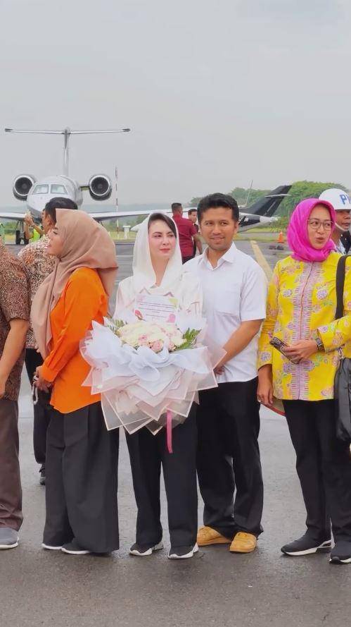 Arumi dan Emil saat penyambutan Jokowi di Solo (Instagram.com/emildardak)