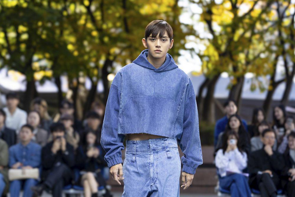 7 Potret Lucas eks NCT Jadi Model Runway di C.AT Work Festa