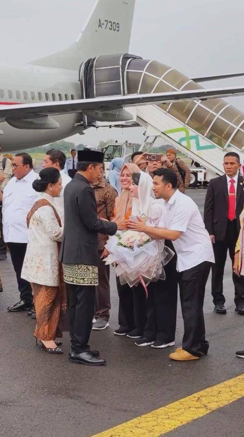 Arumi dan Emil saat penyambutan Jokowi di Solo (Instagram.com/emildardak)