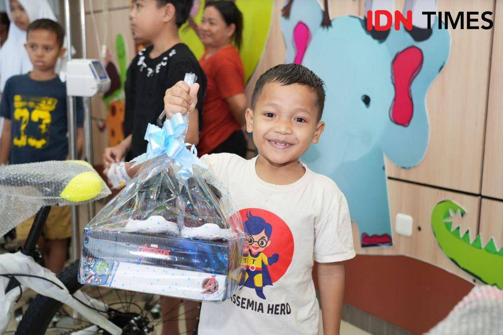 Anak penyandang thalasemia dapat kado dari Pj Ketua TPKK Kalbar. (IDN Times/Teri).