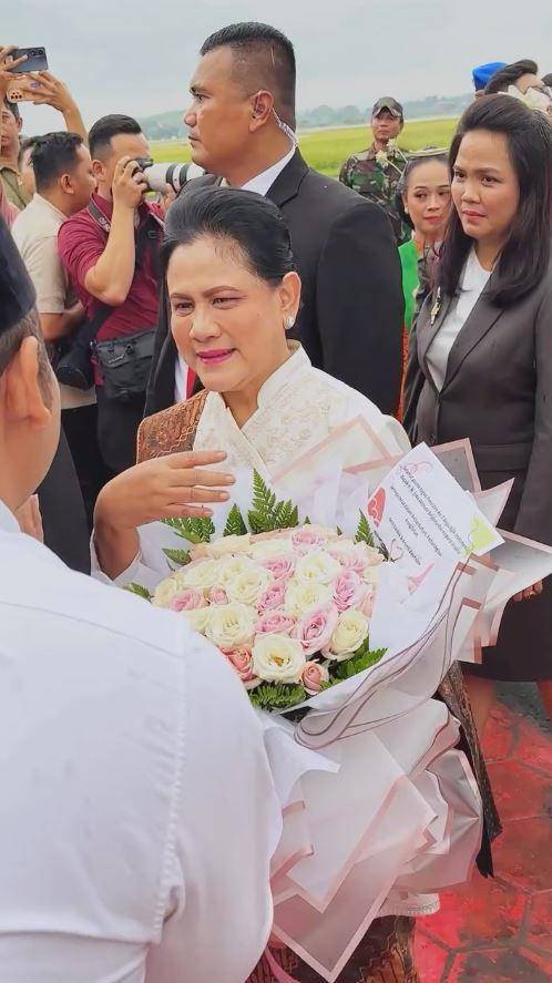Arumi dan Emil saat penyambutan Jokowi di Solo (Instagram.com/emildardak)